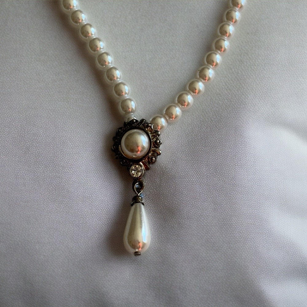 Elegant Vintage Pearl Necklace with Pendant